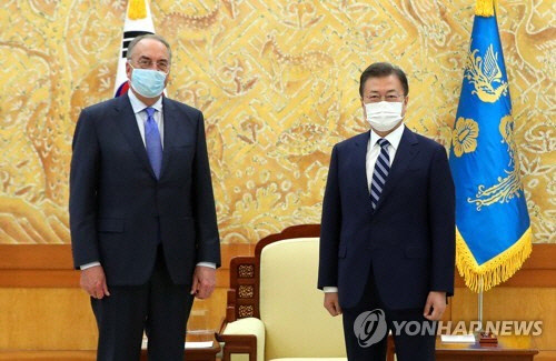 문재인 대통령이 27일 오후 청와대 본관에서 스탠리 어크 노바백스 최고경영자(CEO)와 접견에 앞서 기념촬영을 하고 있다. <연합뉴스>